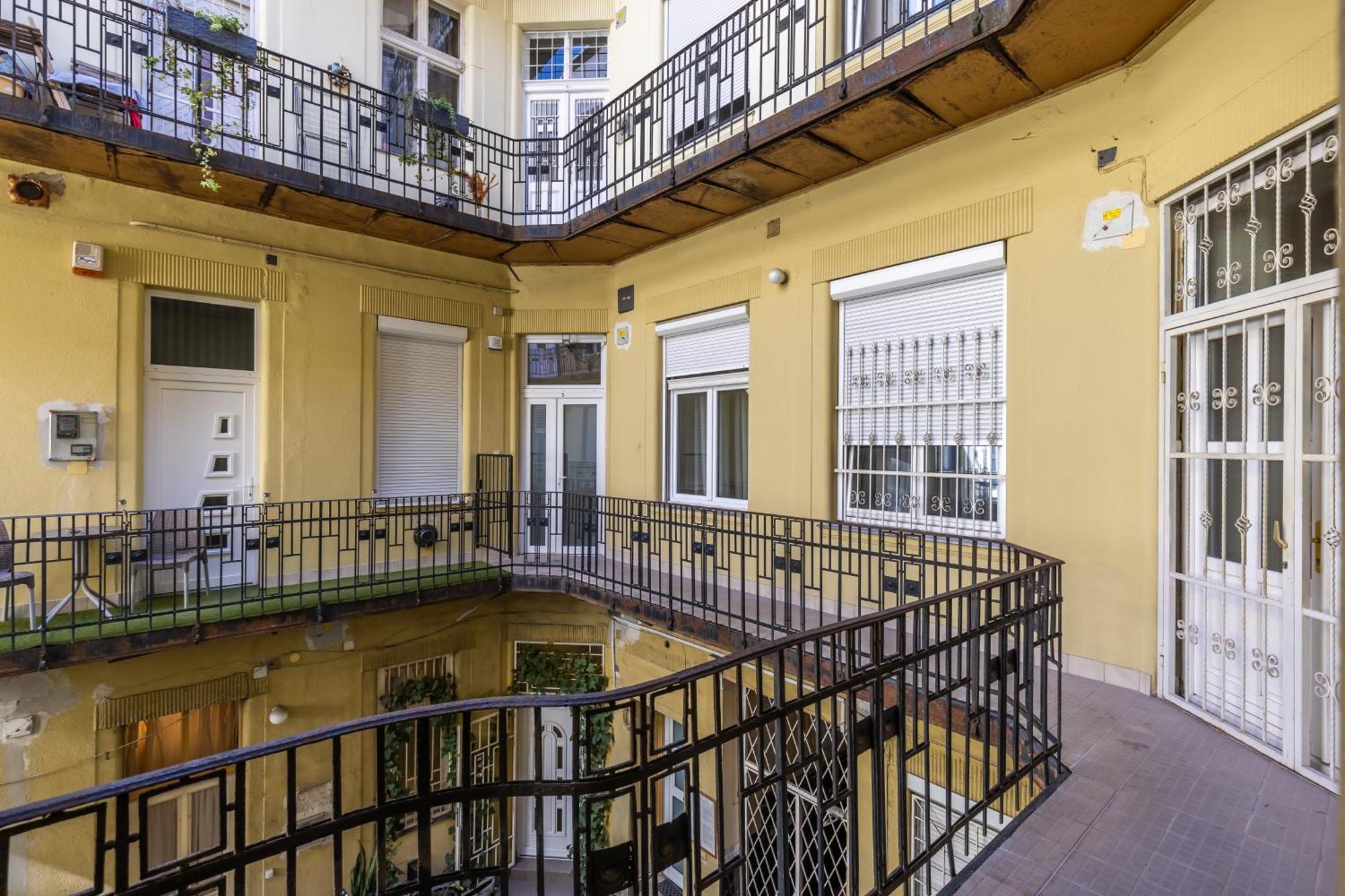 Real Apartments Lovag Budapest Eksteriør billede